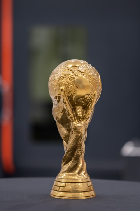 Trophée doré photographié sur un stand