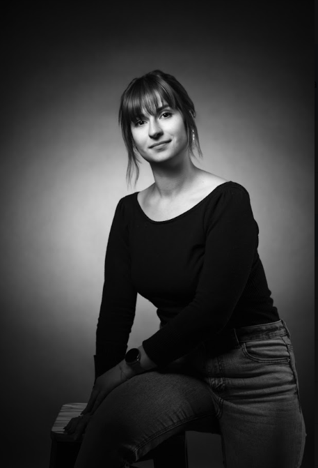 Portrait féminin en noir et blanc réalisé en studio