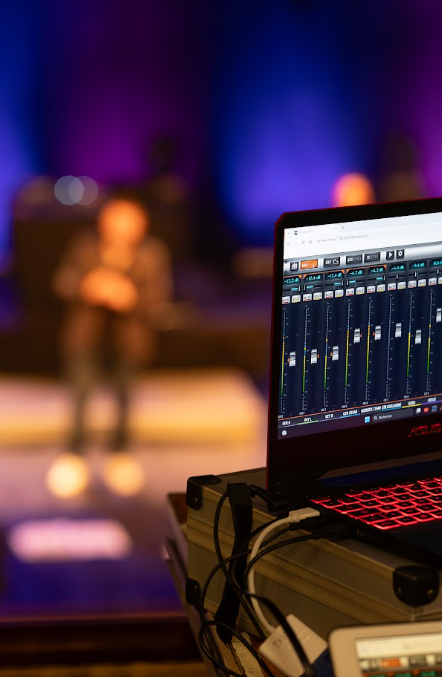 Console de mixage sur ordinateur devant la scène