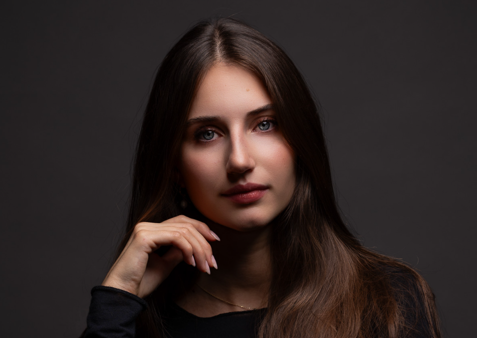 Portrait féminin en studio sur fond sombre