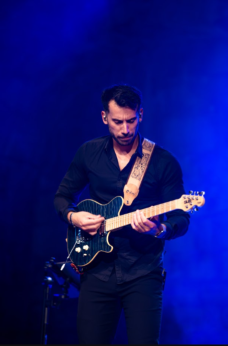 Guitariste en solo dans une lumière bleue