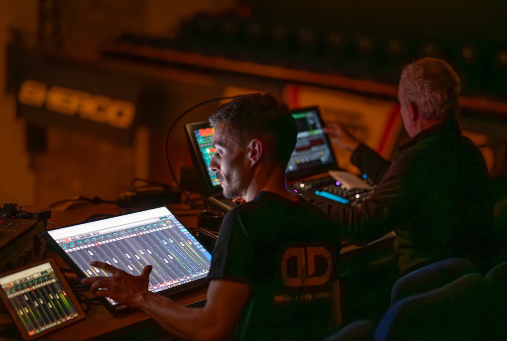 Techniciens en régie son devant leurs consoles