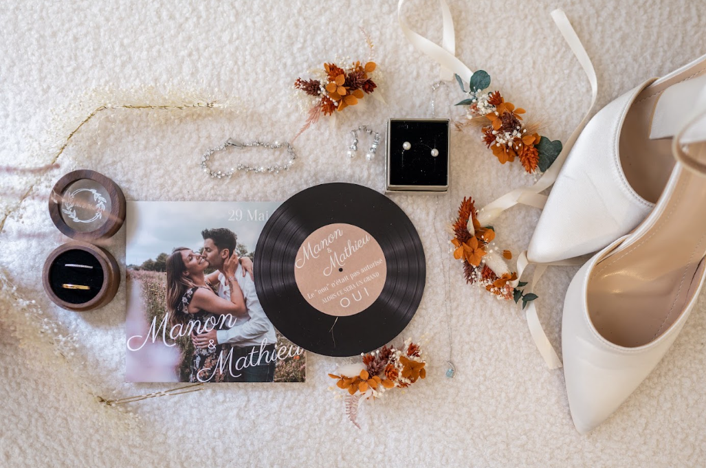 Faire-part vinyle, alliances et accessoires de mariée