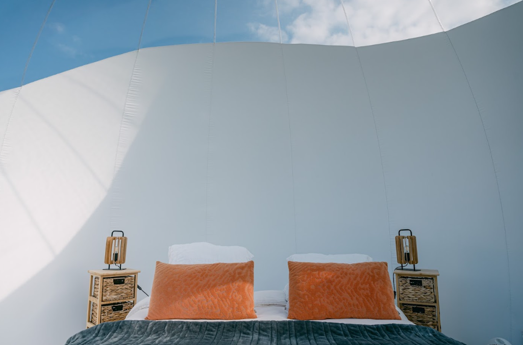 Lit sous la coupole transparente d'une bulle